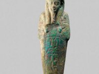 Aeg F 53  Aeg F 53, Spätzeit, Uschebti des Ka-pu-wehem, Grüne, poröse Fayence, H 17,2 cm, B 4,3 cm, T 2,7 cm : Bestandskatalog Ägypten, Museumsfoto: Claus Cordes